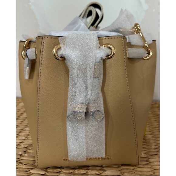 ✨Host Pick✨Marc Jacobs Tan Bucket Bag with Black & Gold Shimmer Strap - Picture 2 of 7
